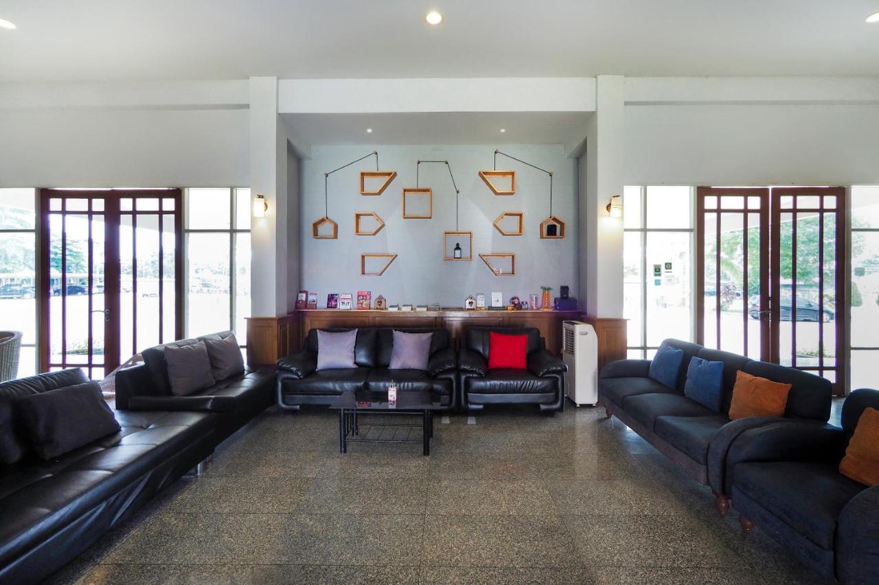 Oyo 859 Golden Land Hotel Чианг Рай Екстериор снимка