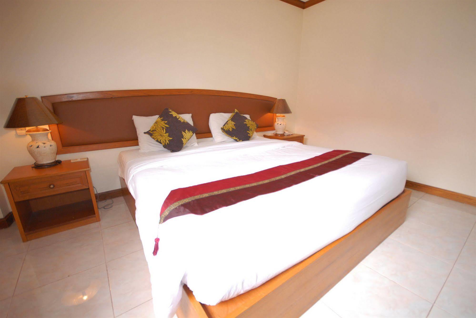 Oyo 859 Golden Land Hotel Чианг Рай Екстериор снимка
